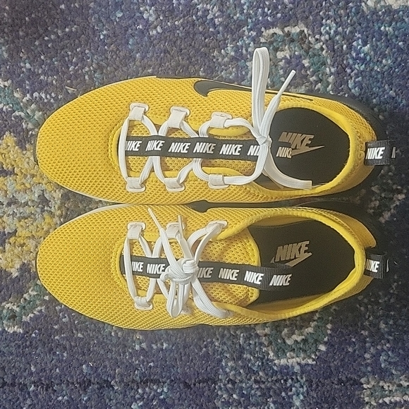 NEW NIKE ROSHE ONE - Picture 3 of 6